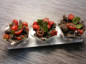 Finger food di pane nero al carbone con burratina