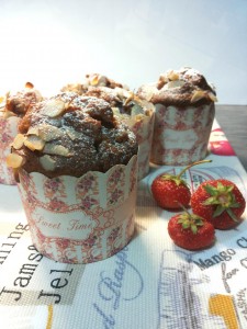 muffin di farro con fragole, aceroe mndorle