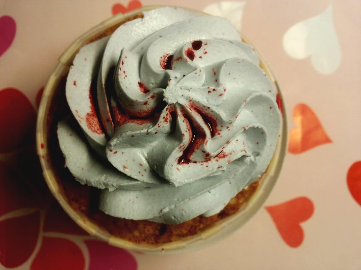 Vanilla cupcake con frosting al mascarpone vista dall'alto