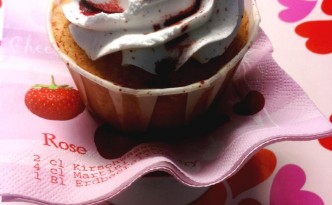cupcake alla vaniglia con frosting al mascarpone decorati con colorante rosso