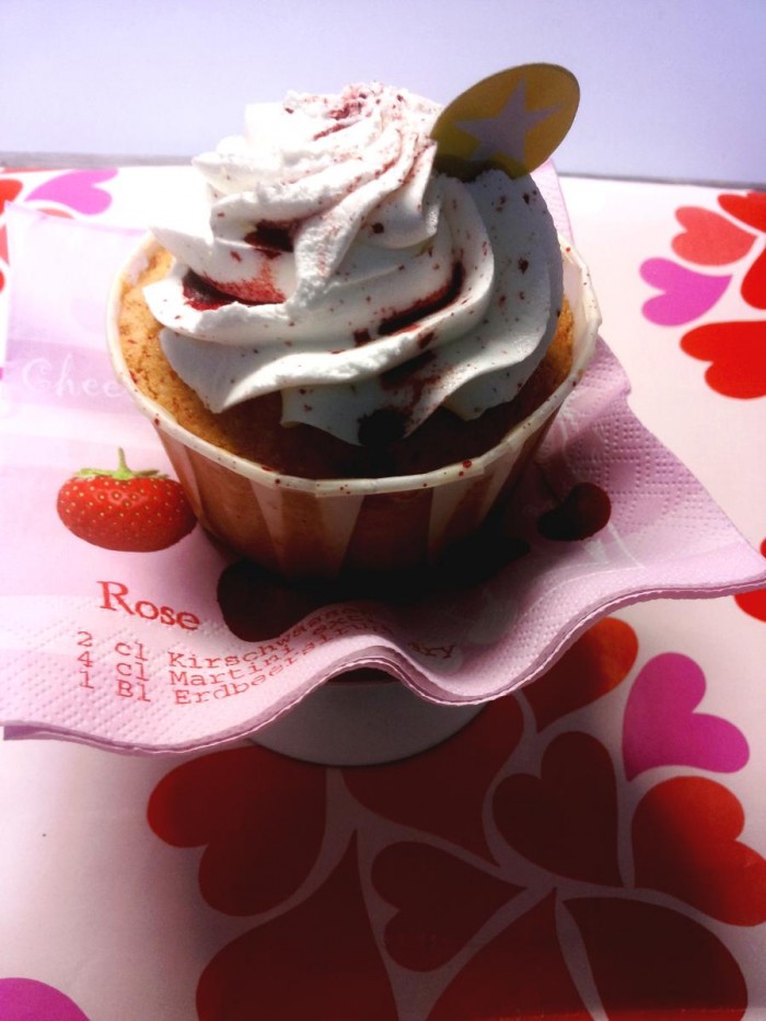 cupcake alla vaniglia con frosting al mascarpone decorati con colorante rosso