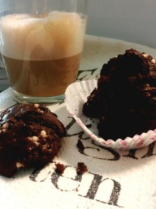 Sezione di muffin al triplo cioccolato per la colazione