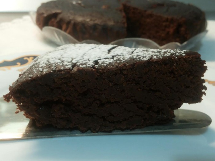 Una fetta della black bean cake - torta di fagioli neri light- gluten free-low carb - senza lattosio