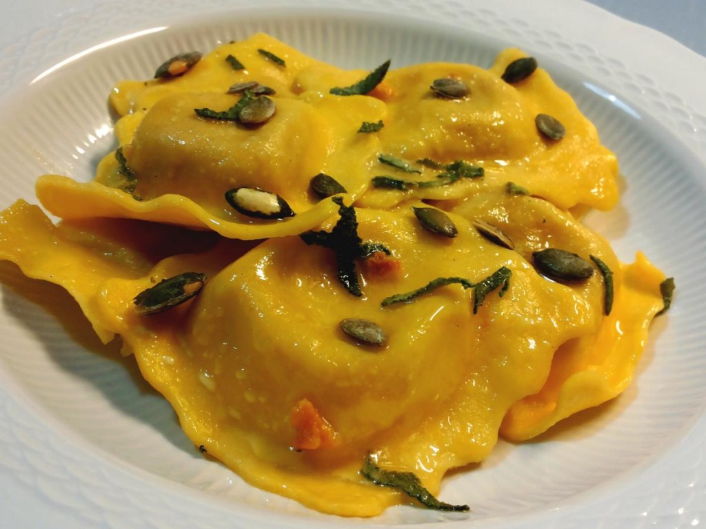 Tortelli di zucca alla mantovana - ricetta tradizionale con zuccca amaretti, mostarda mantovana