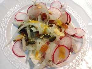 Insalata con finocchi, ravanelli, uva sultanina e semi di zucca condita con vinagrette alla senape e lime