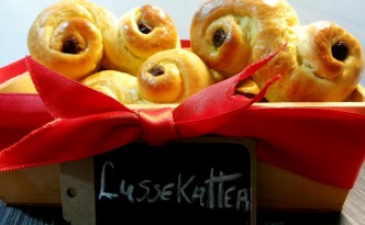 Lussekatter o gatti di s. Lucia - panini dolci svedesi allo zafferano con uvetta