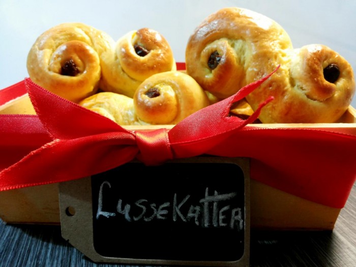 Lussekatter o gatti di s. Lucia - panini dolci svedesi allo zafferano con uvetta