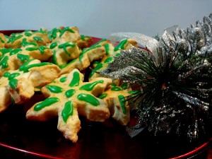 Stelle di Natale al limoncello decorati con ghiaccia reale verde