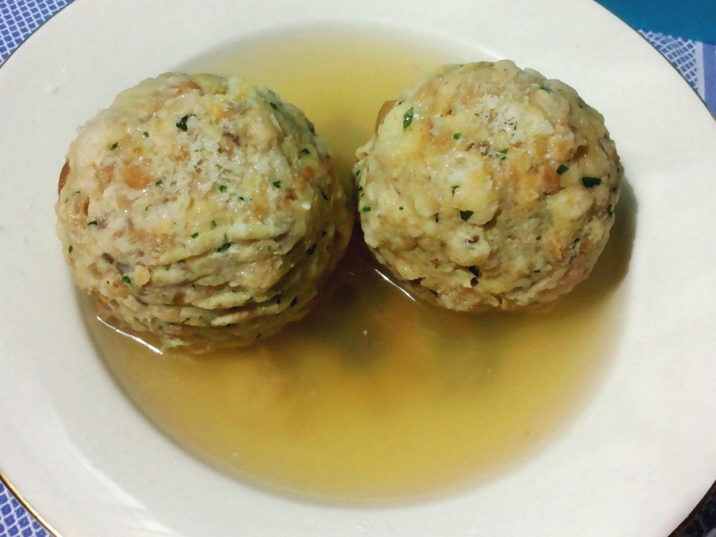 Canederli, palline di pane raffermo con speck e formaggio in brodo