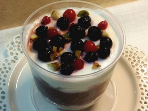 Finto fool con frutti di bosco, cacao, semi di chia e yogurt