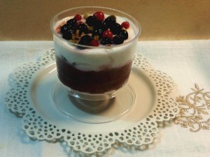 Fool dietetico con frutti di bosco, semi di chia cacao e yogurt  dolcificato con sciroppo d'agave