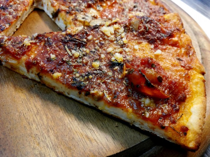 Pizza veloce con yogurt greco e senza lievitazione condita con pomodoro aglio ed aromi