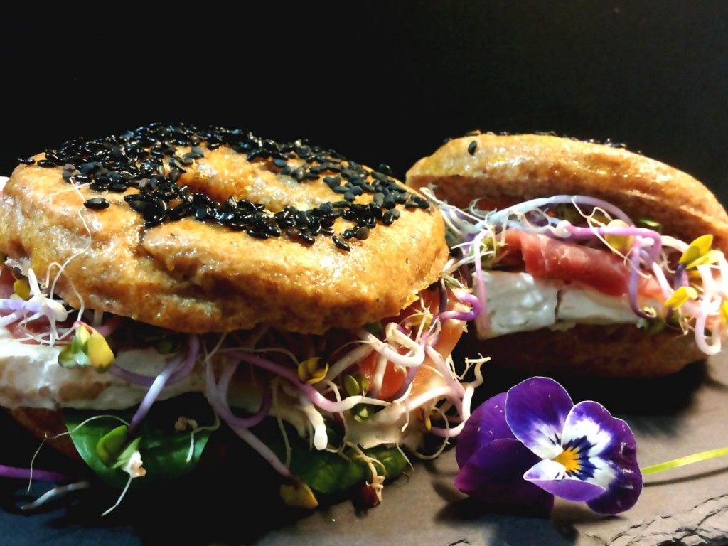 Bagels integrali con prosciutto, camembet, spinacino e germogli di ravanello