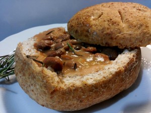 Zuppa di fagioli borlotti servita nella rosetta di pane