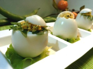 Uova sode ripiene con fave fresche, capperi e pecorino
