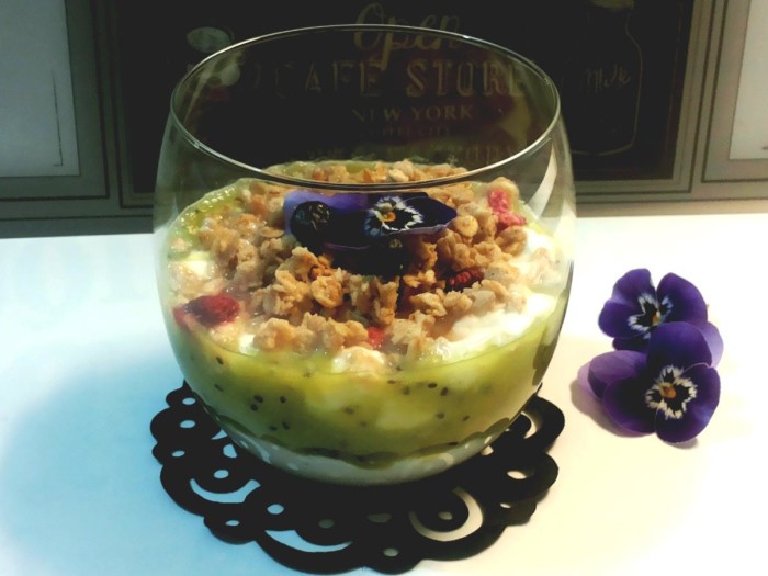 colazione sana e naturale:coppette allo yogurt e kiwi con cereali
