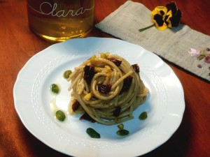 Spaghetti con pesto di pistacchi, pomodori secchi ed olio evo