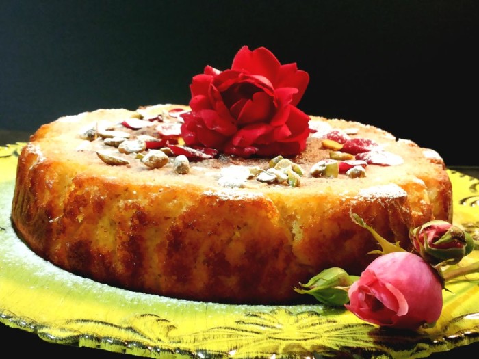 Torta persiana con farina di mandorle, pistacchi, cardamomo, aroma e sciroppo di rose