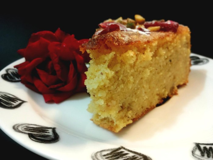 Torta persiana con sciroppo ed aroma di rose