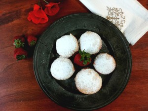 baci di pan di spagna dolci soffice ripieno di crema spalmabile e fragole 