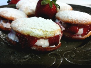 baci di pan di spagna morbidi ripieni con crema di formaggio e fragole