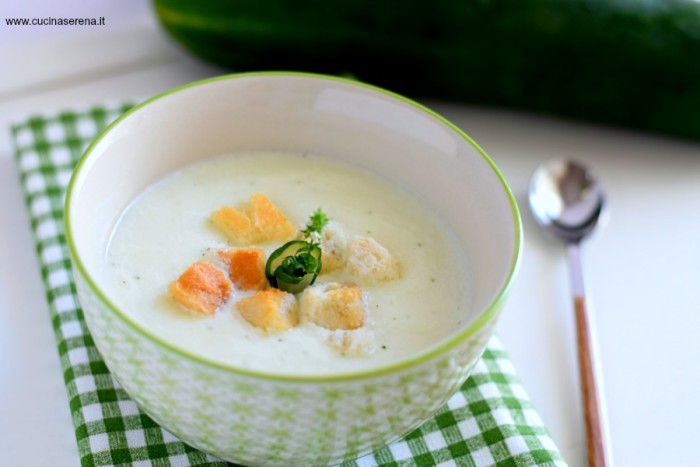 zuppa fredda di cetriolo, yogurt e menta