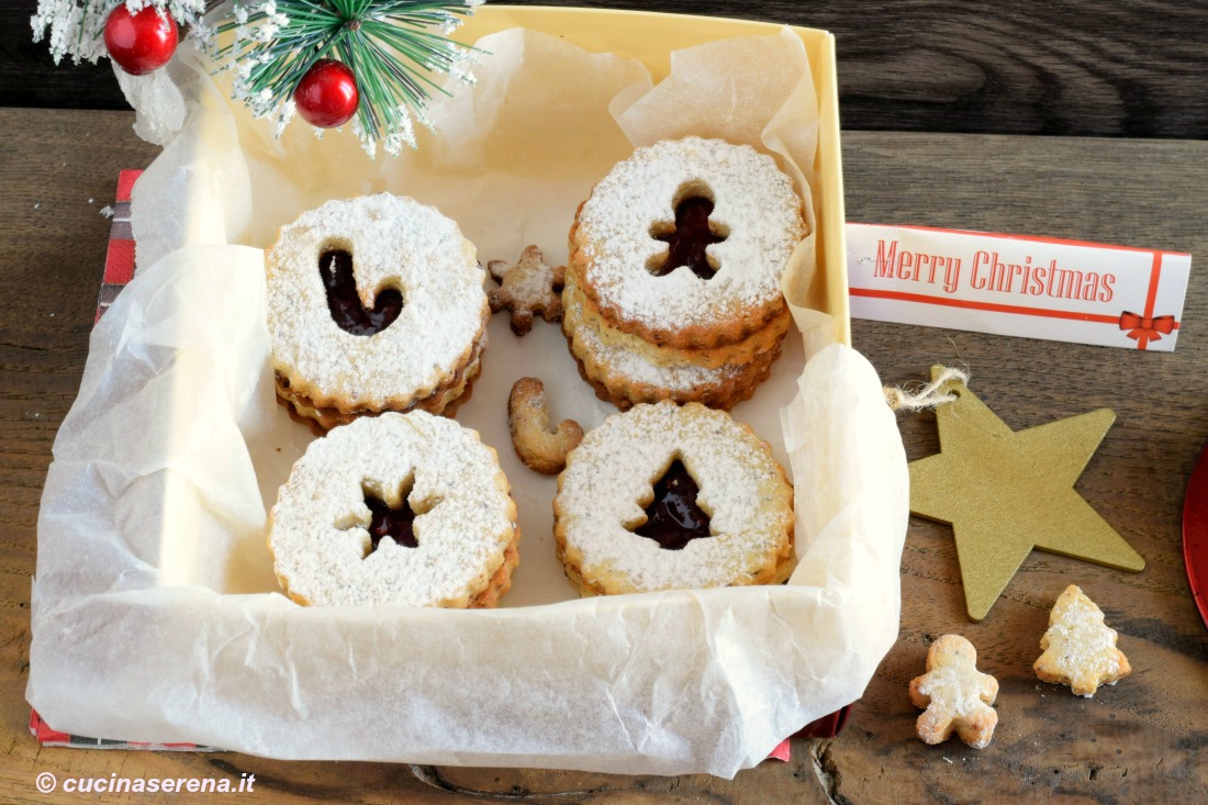 Biscotti Linzer - LINZER COOKIES con confetttura di lamponi, nella foro presentati in una scatola
