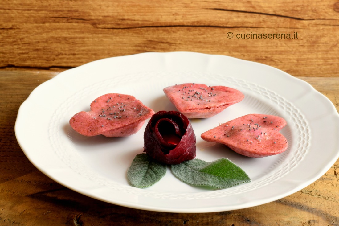Ravioli di barbabietola a forma di cuore - primo patto del menù di San Valentino