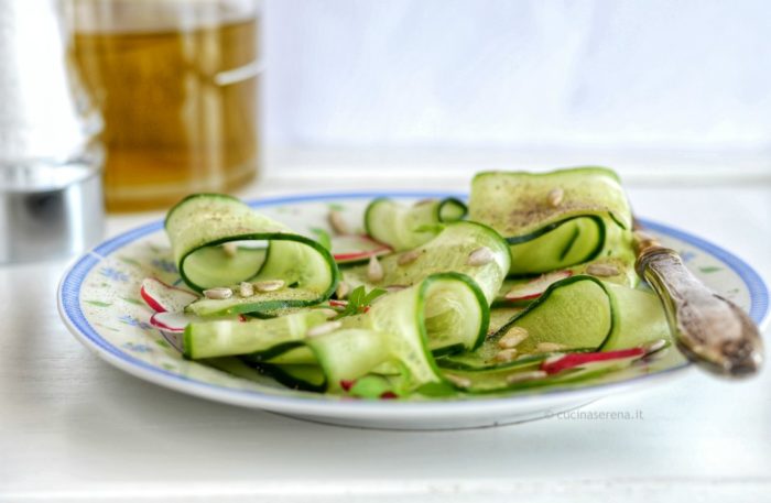 insalata di cetrioli con semi oleosi