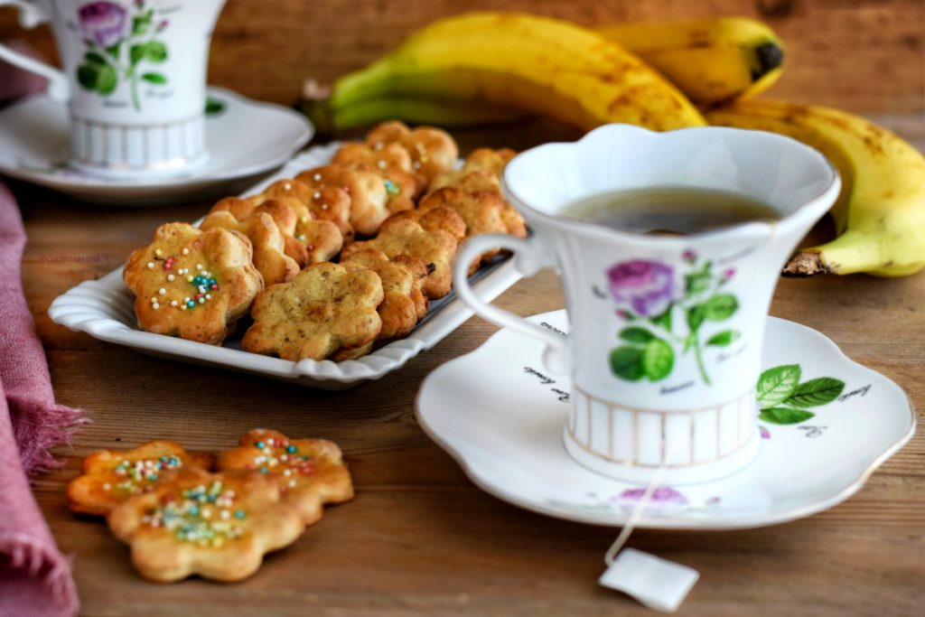 biscotti di frolla fatta con la banana al posto del butto. Leggeri e ipocalorici