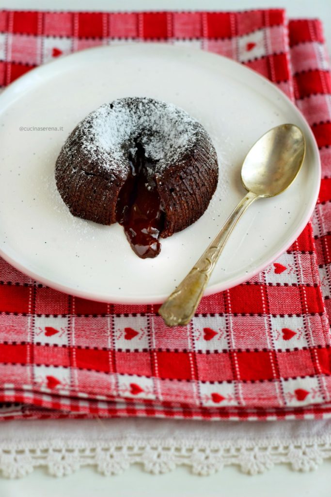 Tortino al cioccolato fondente dal cuore morbido tagliato con una crema di cioccolato al suo interno