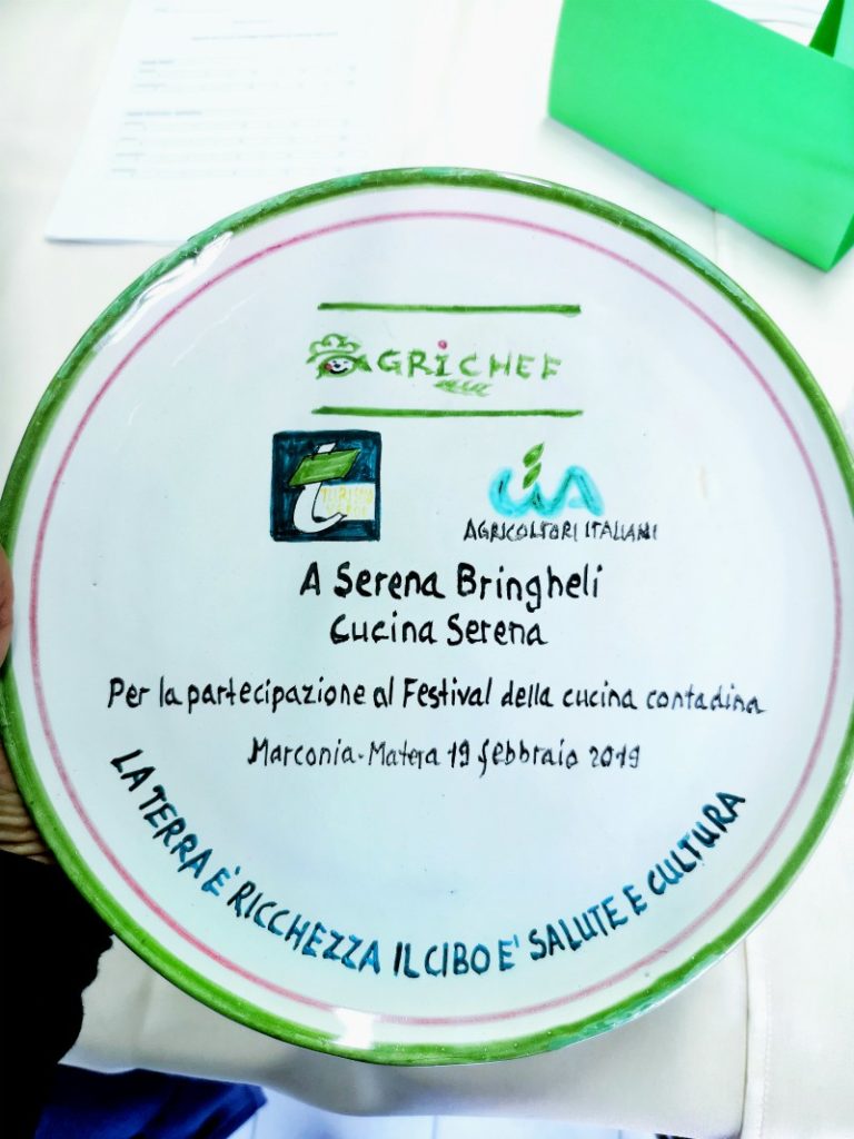 Piatto omaggio con la scritta A Serena Bringheli - Cucina Serena per la partecipazione al Festival della cucina contadina Marconia Materia 19 febbraio 2019