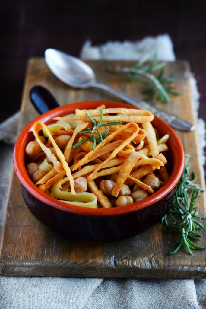 Ciceri e tria piatto di pasta fatta in casa cotta nella zuppa di ceci e servita con parte della pasta fatta in casa fritta