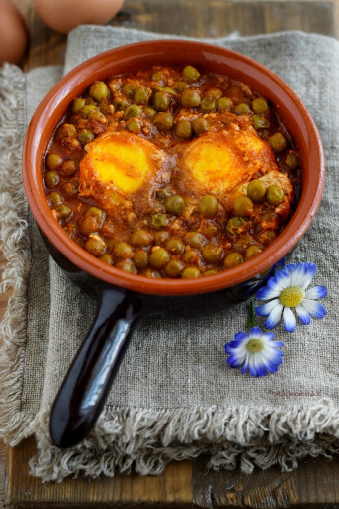 uova cotte in un sugo di pomodoro e piselli