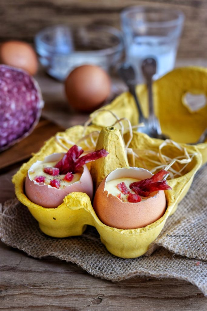 Crema inglese salata con salame. Si tratta di una crema a base di panna e parmigiano servita nel guscio di uovo sterilizzato e completato con pezzetti di salame 