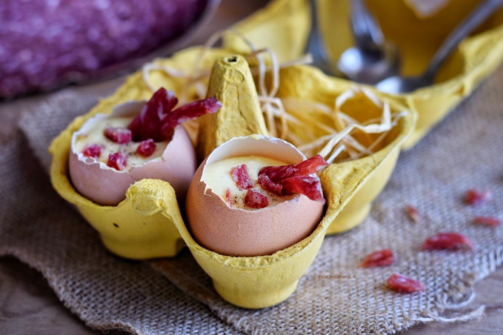 Salty parmesan english cream - crema salata al parmigiano servita in guscio d'uovo presentata nello scatolo di cartone per 4 uova di color giallo adagiata su una stoffa simi iuta