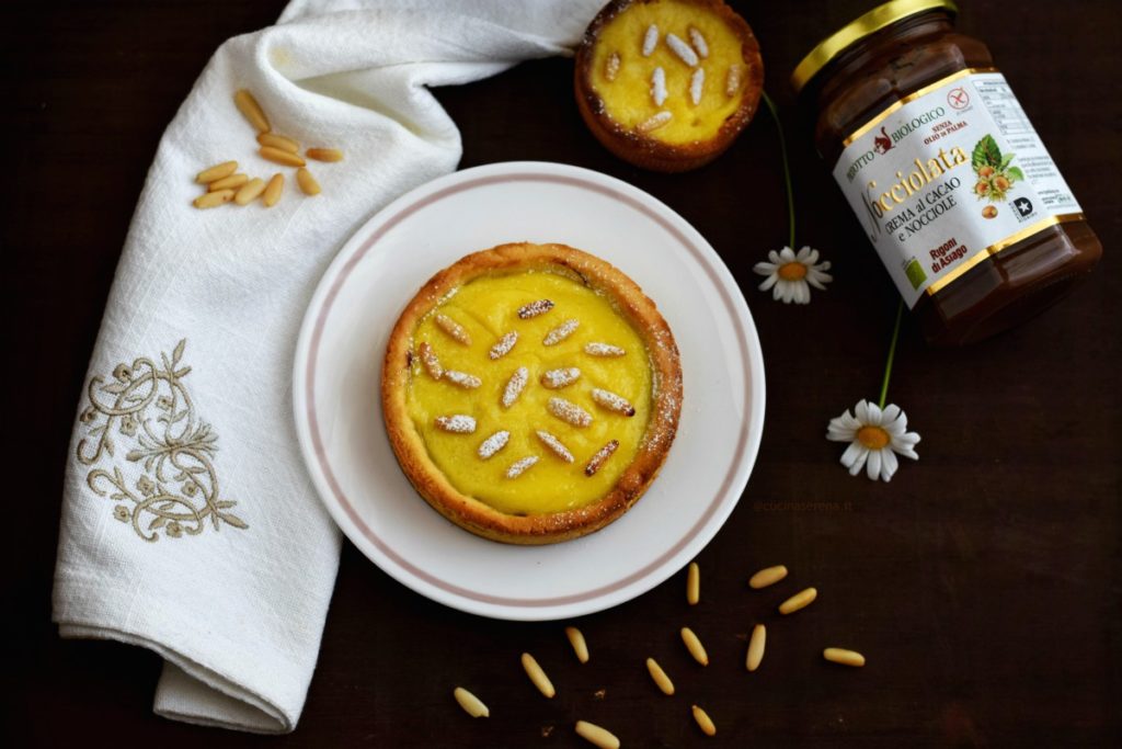 crostata con crema e pinoli