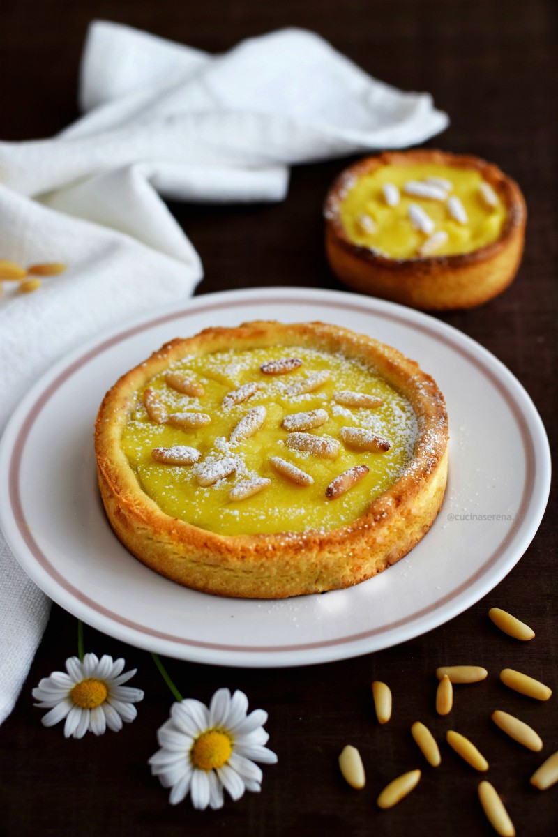 Torta della nonna con crema e cioccolato e pinoli servita su un piattino da 