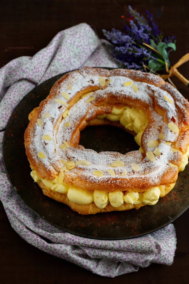 Paris Brest dolce francese a forma di ruota, ripieno di crema mousseline nato per celebrare la corsa ciclistica