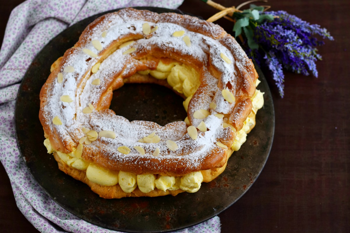 Paris brest dolce francese a forma di ruota fatto con pasta choux farcito con crema mousseline (una crema a metà via fra la crema pasticcera e la crema al burro)