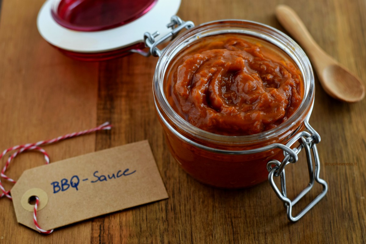 BBQ sause recipe, ricetta americana della salsa barbecue fatta con salsa di pomodoro, concentrato di pomodoro e altri diversi ingredienti utilizzata per accompagnare carni cotte alla griglia o sulla brace 