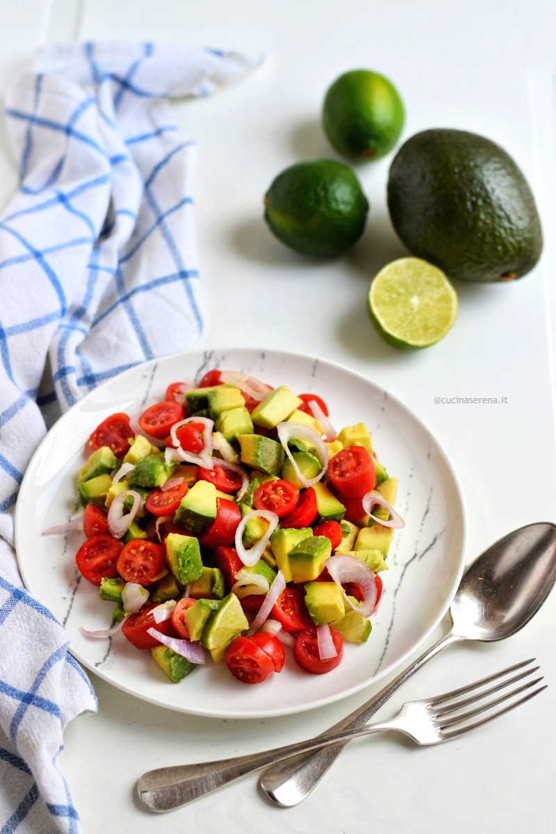 Insalata guacamole con avocado, pomodorini datterino, cipolla e peperoncino freschi condito con olio extravergine di oliva e succo di lime