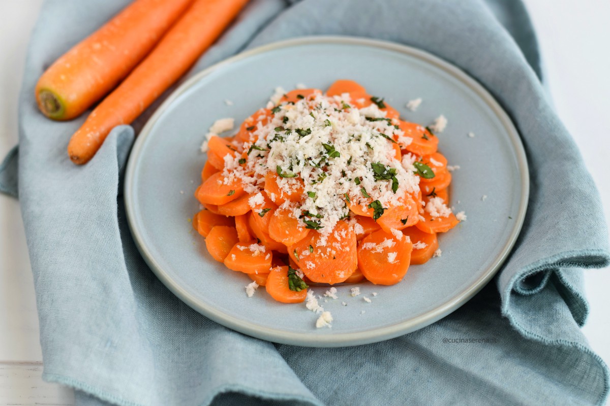 carote lessate condite con un'emulsione di olio e aceto e servite con briciole di panne condito con aceto ed erbe aromatiche -ricetta calabrese con le carote