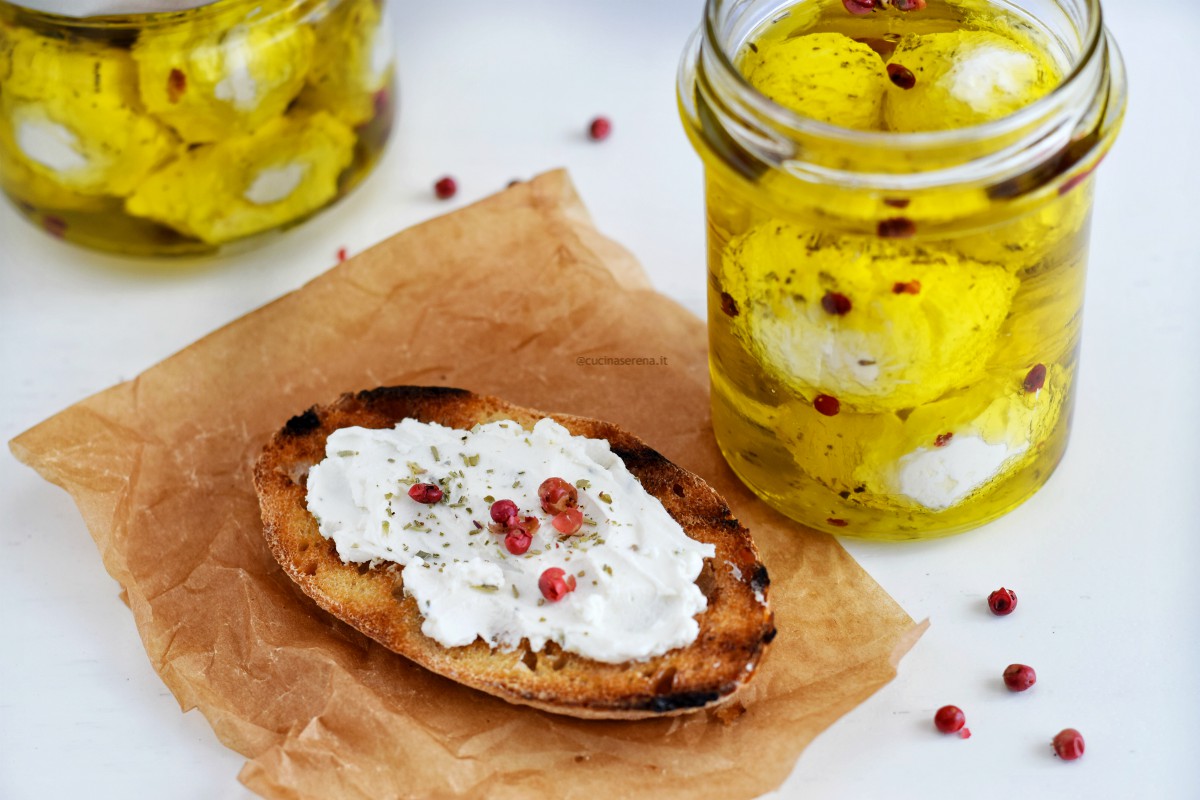 Labneh in palline messo in barattoletti ripieni di olio e spezie