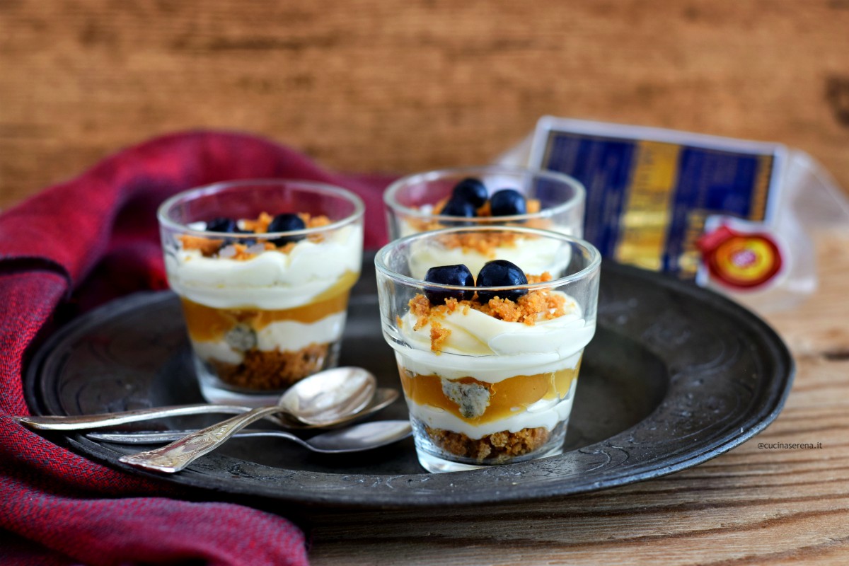 dessert con crema di formaggio composta di pere e streusel