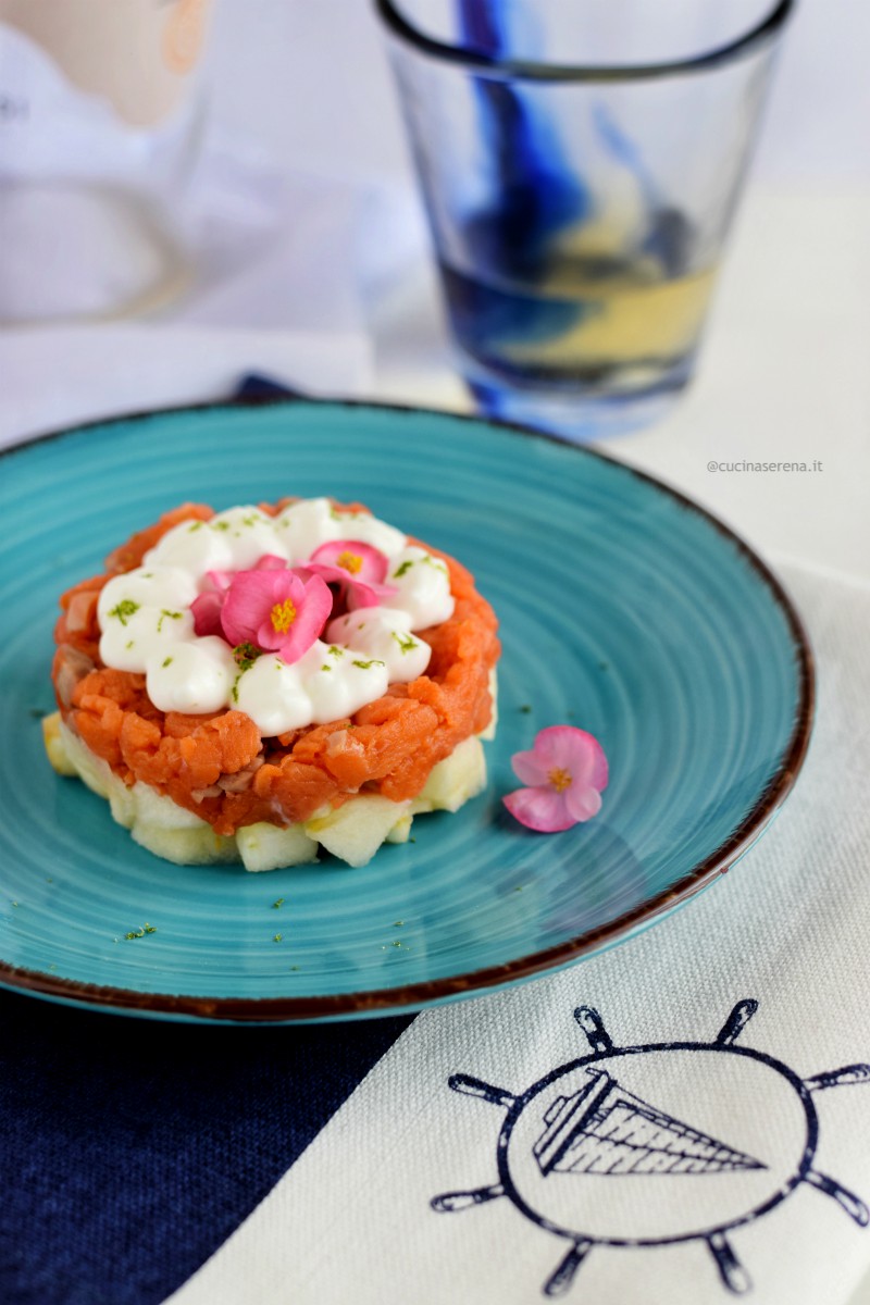 Tartare di salmone con mela verda e maionese allo yogurt senza uova al lime