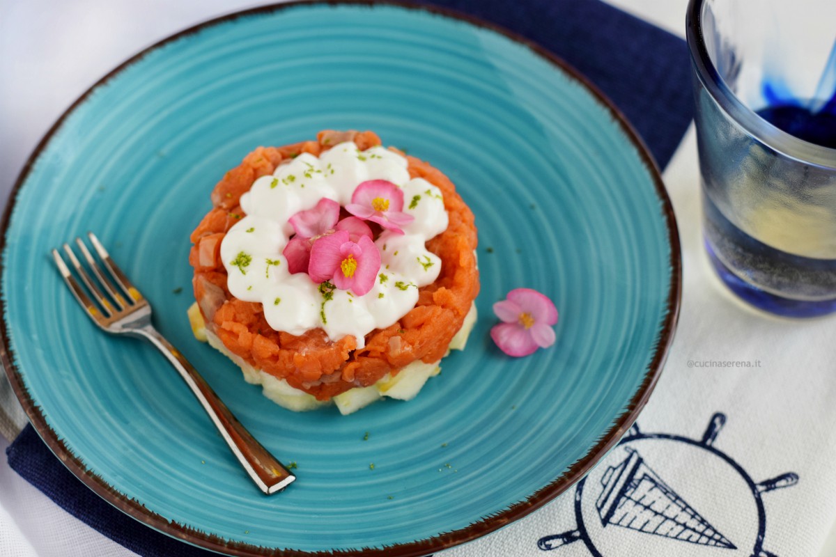 Tartare di salmone con mela verde e maionese senza uova allo yogurt con lime