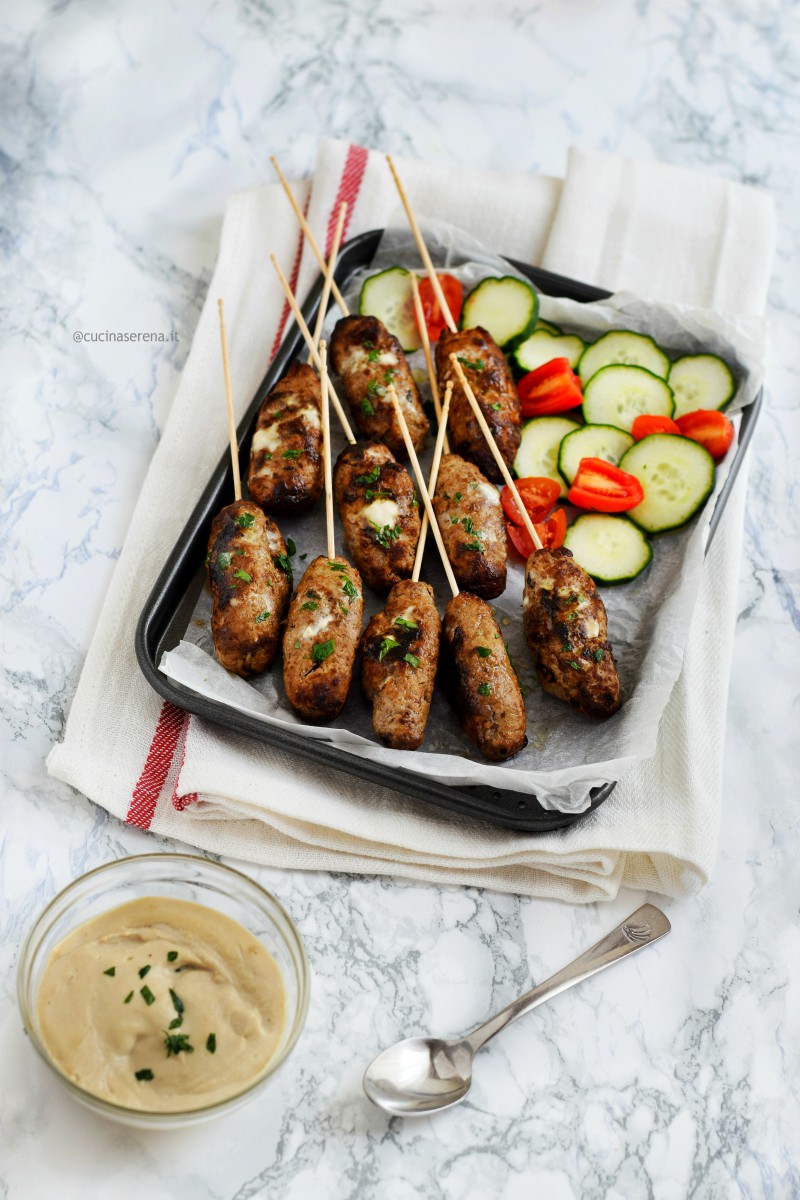 Kofta polpette medio orientali in questa versione servite con bastoncini come fossero spiedini