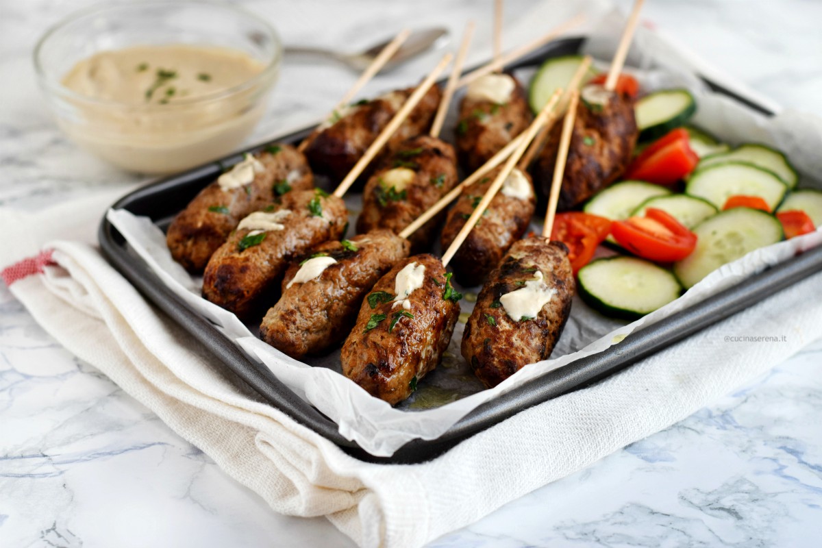  kofta meshweya, kofta di carne servita come spiedino accompagnata da salsa tahini