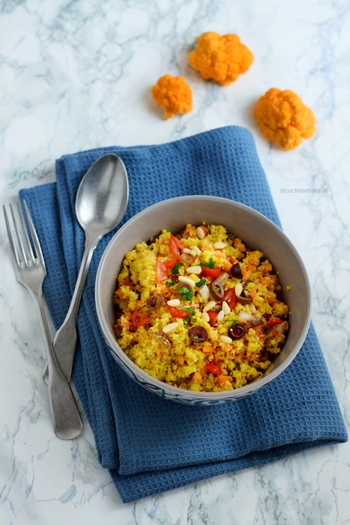 cous cous di cavolfiore con verdure e pinoli. Il cavolfiore utilizzato è la qualità arancione che richiama il cous cous vero